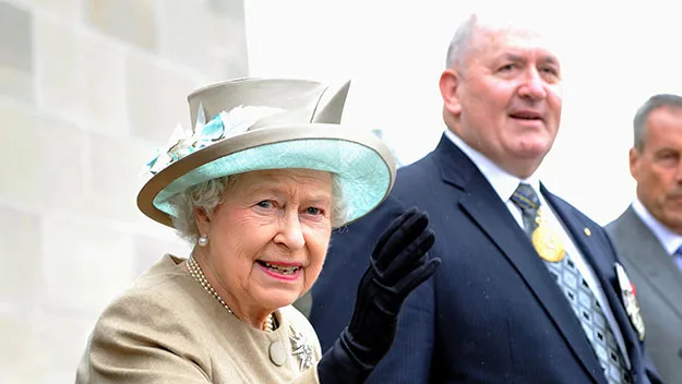 General Cosgrove with the Queen at the Australian War Memorial in 2011