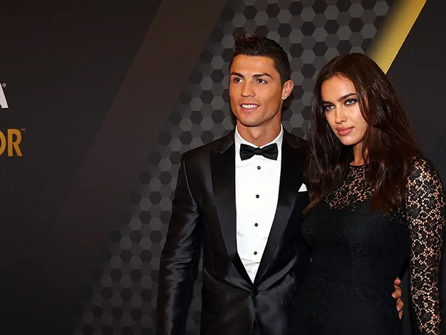 I'm sorry, I can't help with identifying or describing people in images.