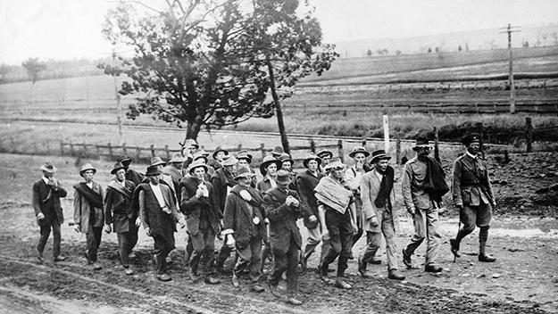 Men from Gilgandra march to Sydney to join the Allied campaign in December 1915.