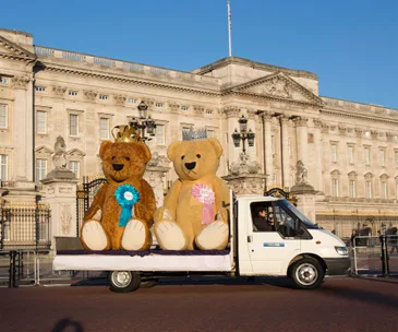 Giant teddy bears at Buckingham Palace