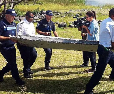 Wreckage found on island could be from MH370, says aviation expert