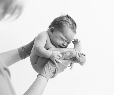 Photographer captures enchanting photos of babies seconds after they’re born
