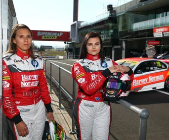 Women’s team crash but continue battle at Bathurst 1000