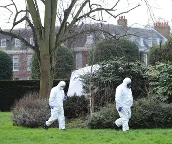 forensics outside kensington palace.