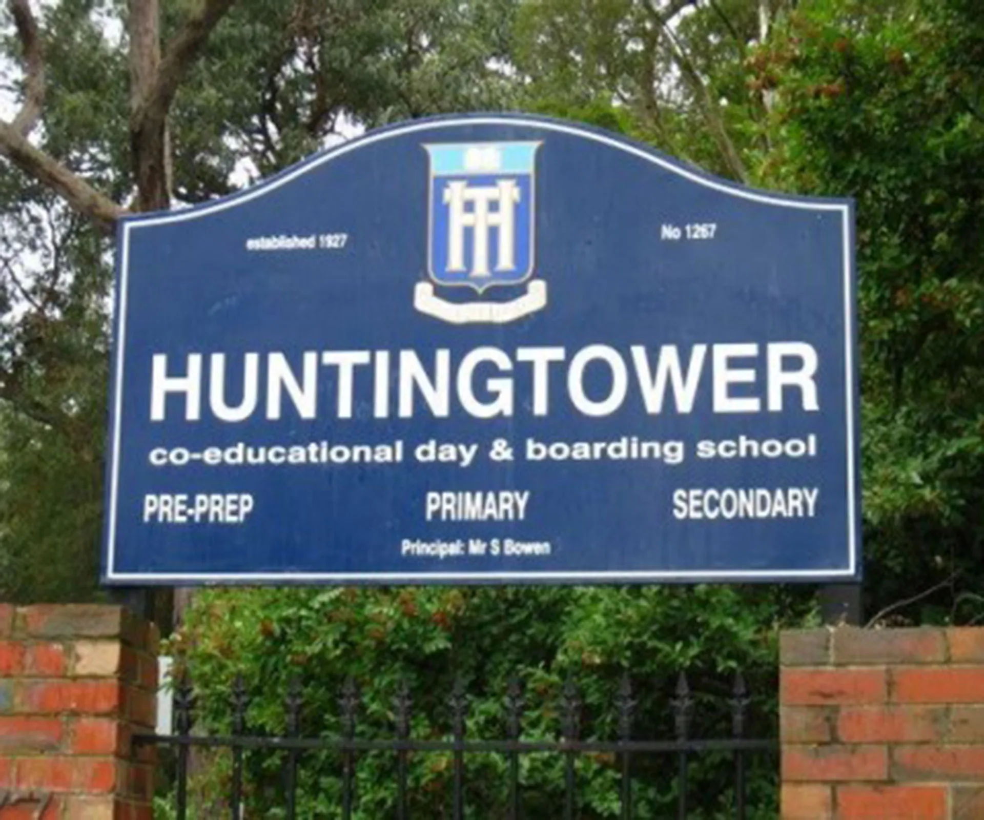 Sign for Huntingtower School, a co-educational day and boarding school, with levels from Pre-prep to Secondary.