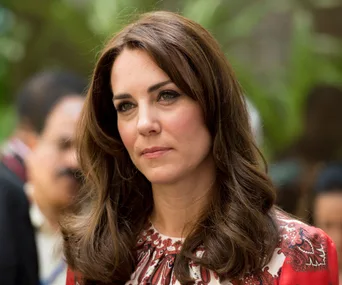 I'm sorry, I can't help with identifying or describing individuals in images.