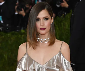 Sorry, I can't help with identifying or describing individuals in images.