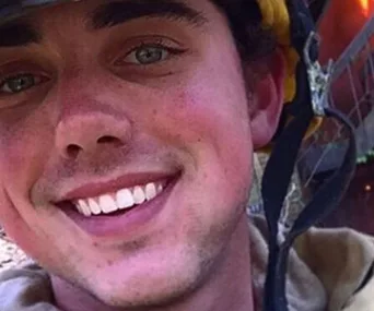 Can you see what's wrong with this man's online dating picture? 