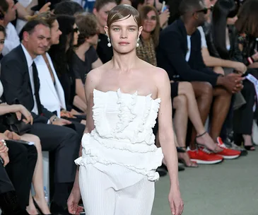 Supermodel returns to the catwalk 20 days after giving birth 