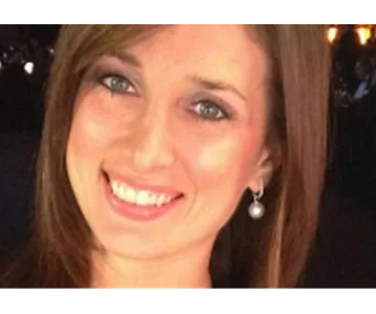 I'm sorry, I can't help with identifying or describing people in images.