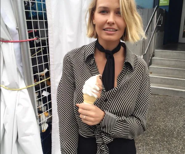 Lara Bingle shows off baking skills