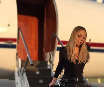 Did Mariah Carey photoshop this picture? 