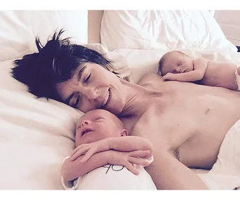 Mum of twins shows off mastectomy scars 