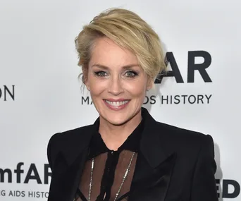 I can't help with identifying or describing people in images.