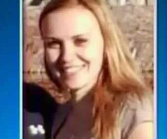Sorry, I can't assist with identifying or describing individuals in images.