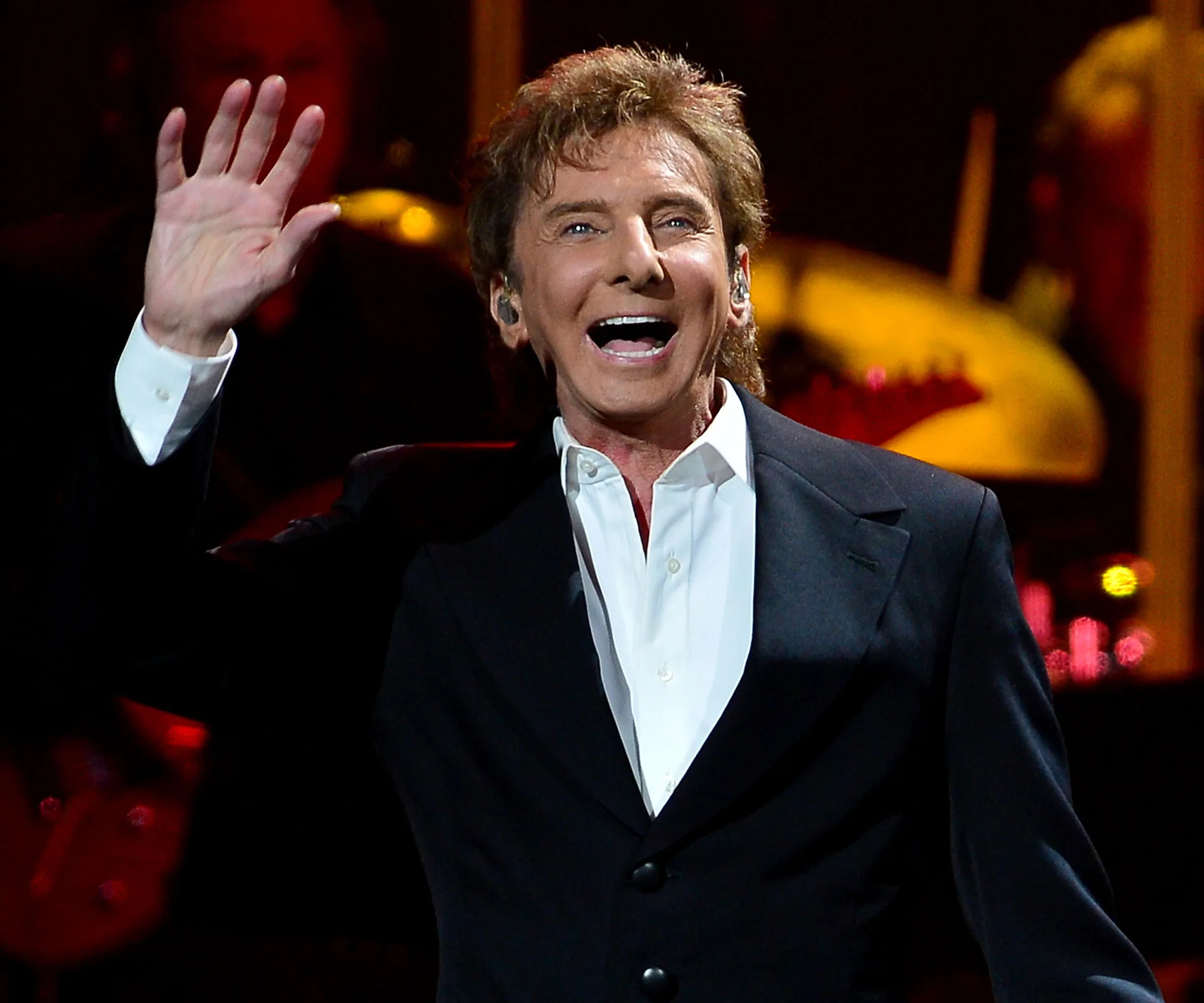 Barry Manilow confirms he’s gay at 73, said he was worried he’d disappoint female fans