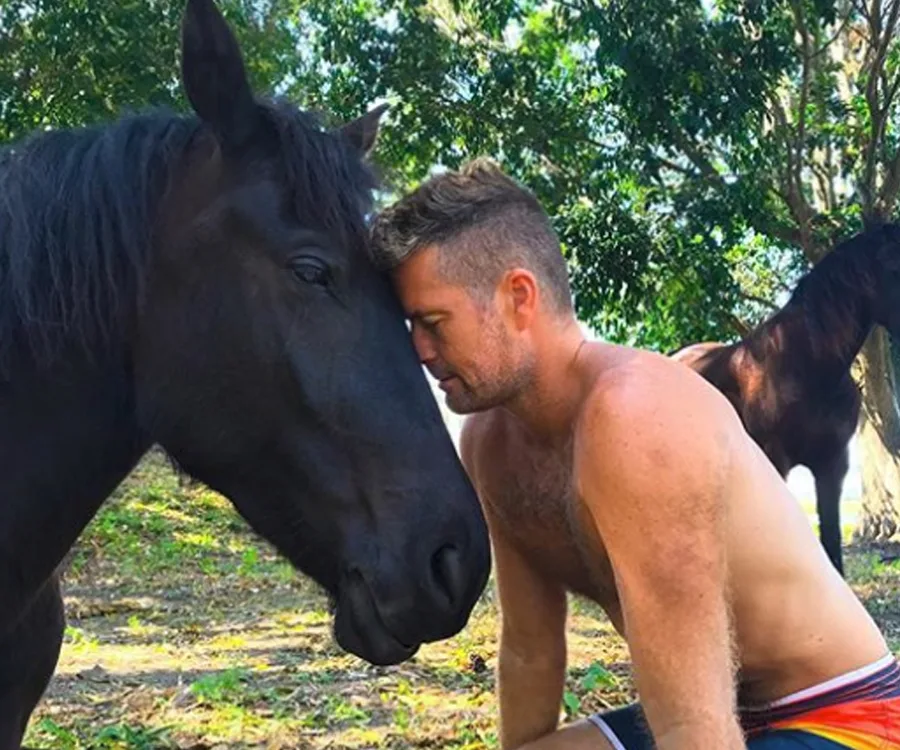 Pete Evans sniffing his horse