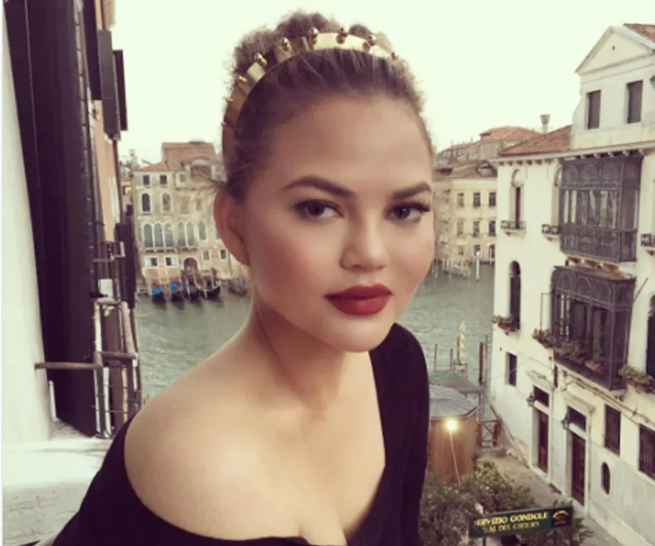 Chrissy Teigen makeup tip