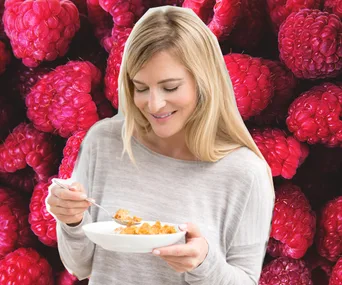 woman eating low gi food