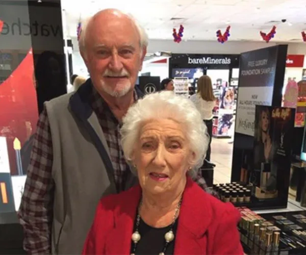 Devoted husband learns how to apply makeup for his blind wife