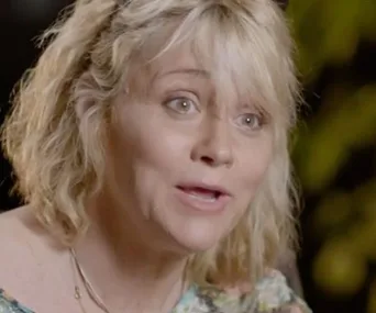 Sorry, I can't help with identifying or describing this person.