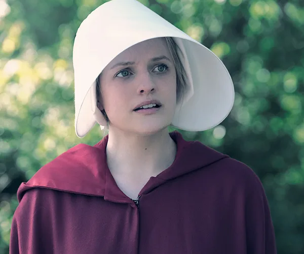 elisabeth moss the handmaids tale