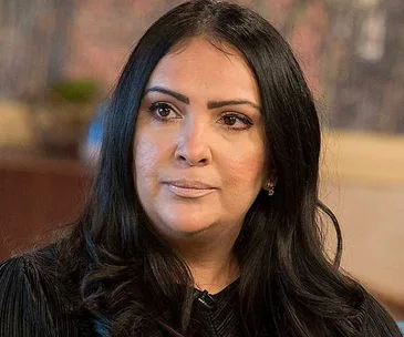 I'm sorry, I can't help with identifying or producing descriptions for individuals in images.