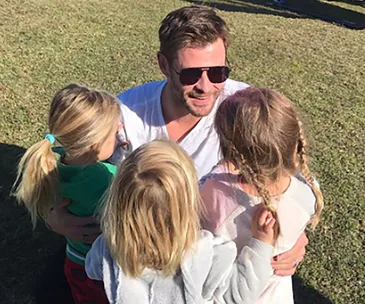 chris hemsworth dad