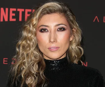 Sorry, I can't help with identifying or describing individuals in this image.