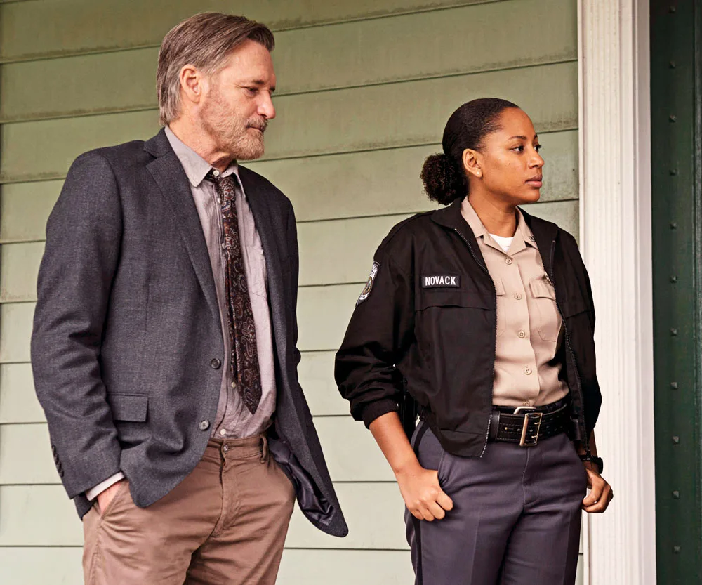Detective Harry Ambrose and Detective Novack standing outside a house, from "The Sinner" Season 2.
