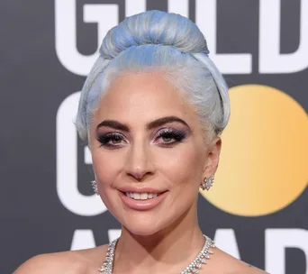 Elegant woman with blue hair and shimmering makeup at the Golden Globes 2019.