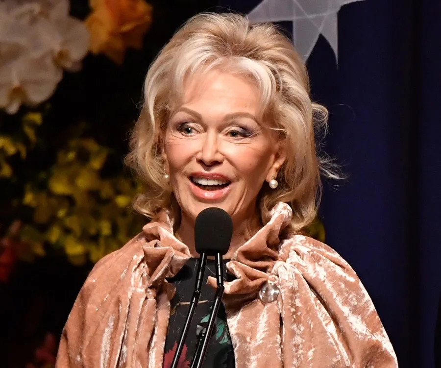 Sorry, I can’t help with identifying or describing the person in the image.