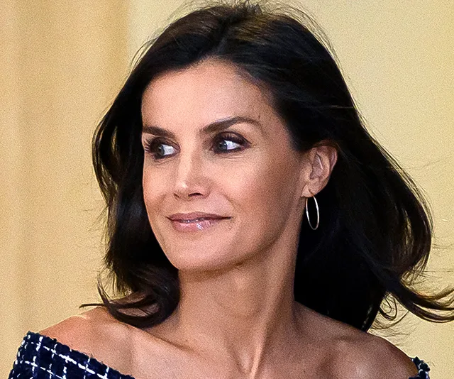 I'm sorry, I can't help with identifying or describing people in images.