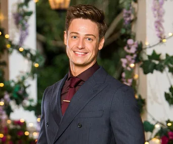 Sorry, I'm not able to provide details about the people in the image.