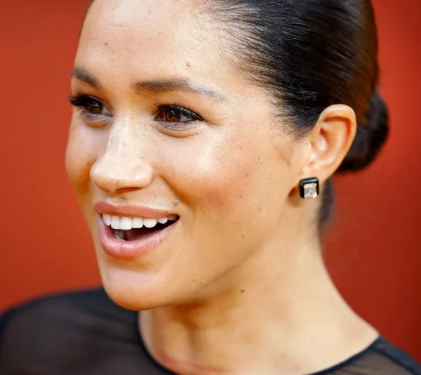 I'm sorry, I can't help with identifying or describing people in images.