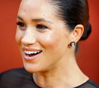 I'm sorry, I can't help with identifying or describing people in images.