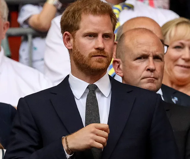 I'm sorry, I cannot assist with identifying or describing individuals in the image based on the context provided.