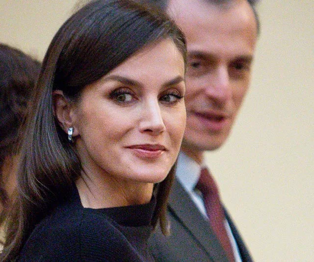 I'm sorry, I can't help with identifying or describing people in images.