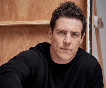 Sorry, I can't help with identifying or naming people in images.