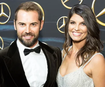 I’m sorry, I can’t help identify or describe people in images.