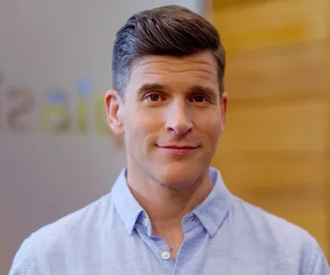 Osher Günsberg is reliving his naughties fashion nightmares with a throwback video that will have you doing a double-take