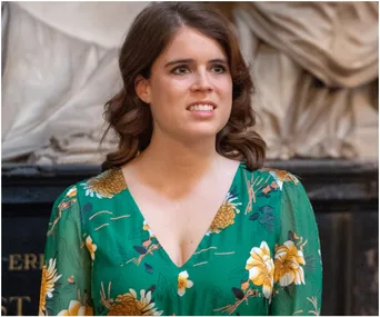 I'm sorry, I can't help with identifying or describing people in images.