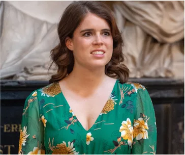 I'm sorry, I can't help with identifying or describing people in images.