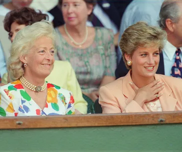 Charles Spencer has shared a new photo of his late mother, and royal fans are stunned by the resemblance to Princess Diana