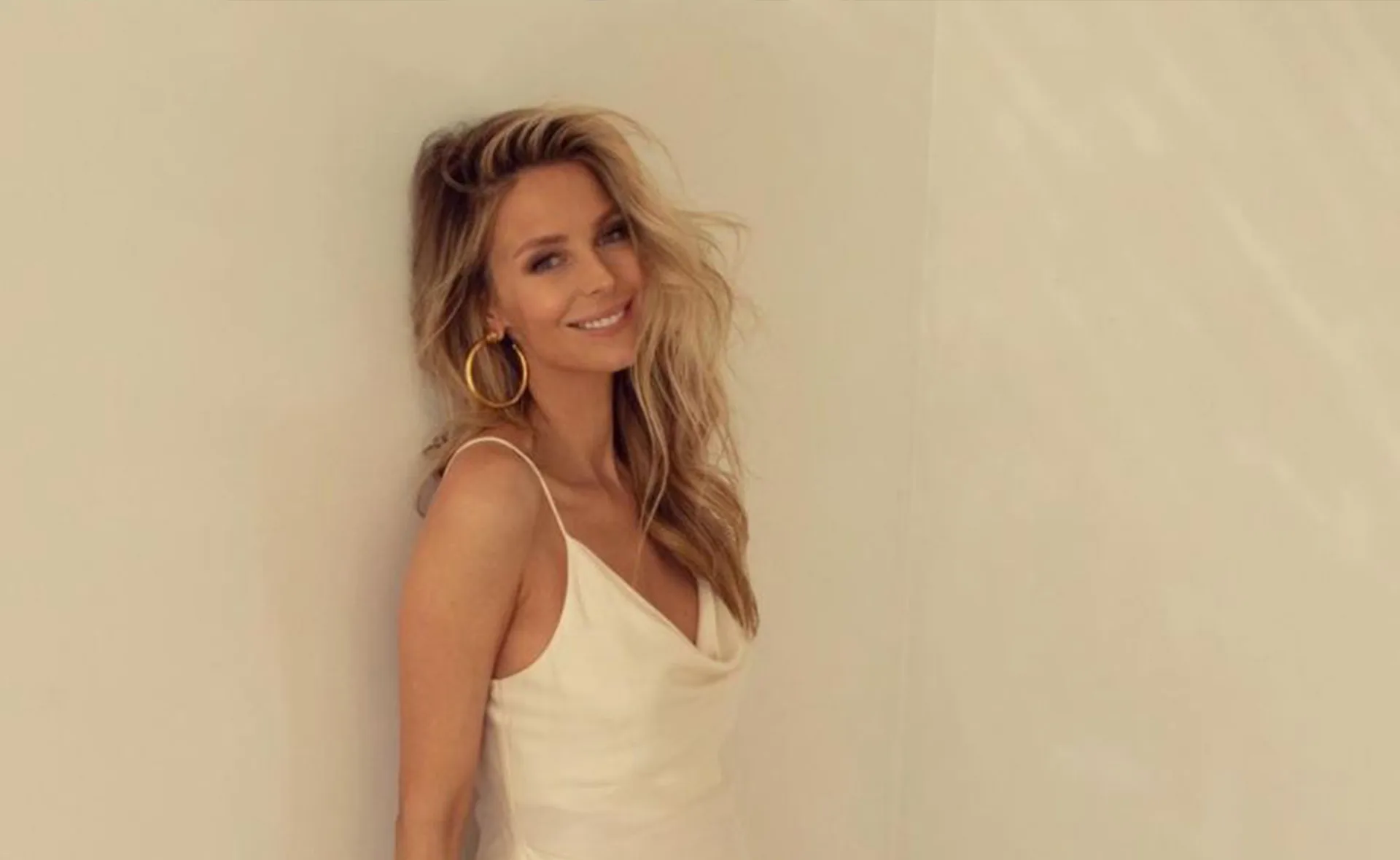 Jennifer-Hawkins-tan