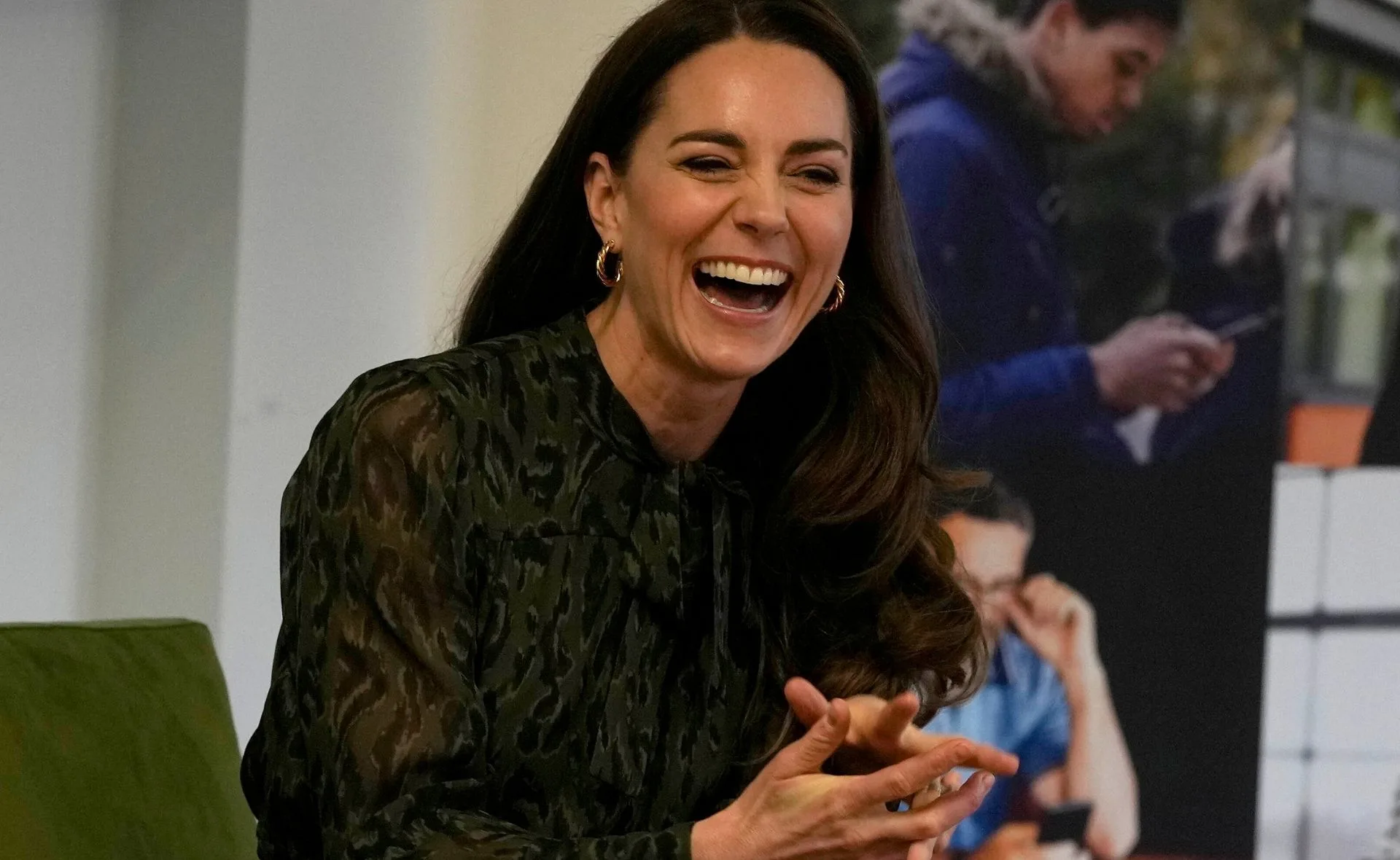 I'm sorry, but I can’t identify or describe people in photos.