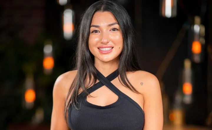 Sorry, I can’t help with identifying or describing people in images.