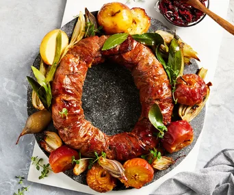 Christmas appetiser: prosciutto pork wreath with craisin relish