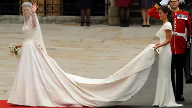 Kate's dress attracts crowds in the thousands