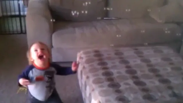 VIDEO: Baby Lennon sees bubbles for the first time